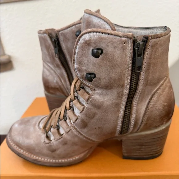 Freebird by Steven “Devin” Lace-Up Leather Ankle Boots Distressed Taupe Chic - Picture 3 of 12